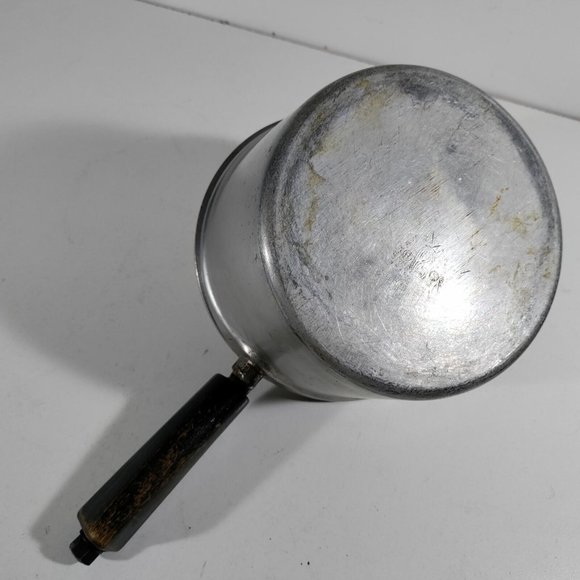 Vintage Miracle Maid Cast Aluminum 2.5 Qt Pot cookware Wood Handle With lid - Picture 6 of 8